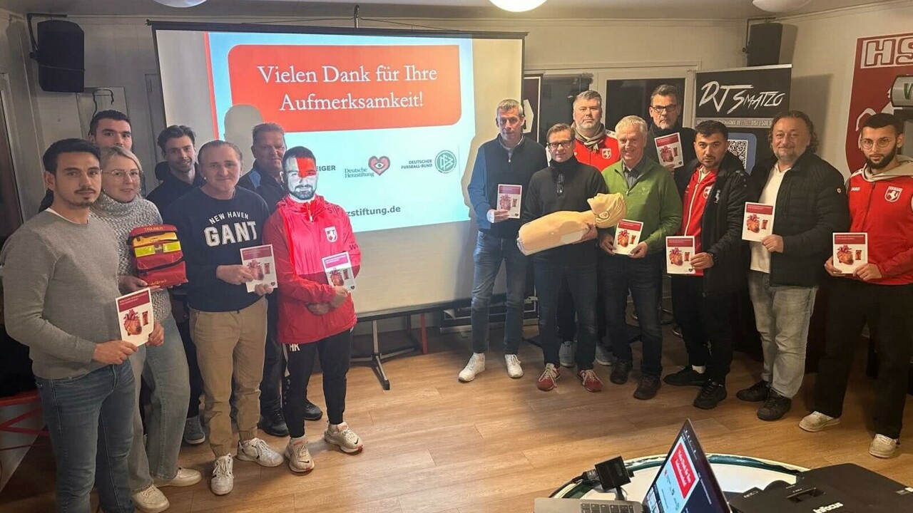 Die etwas andere Trainingseinheit  Jugendtrainer der Hammer SpVg lernen Wiederbelebung