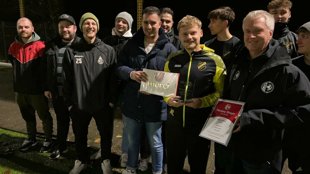 Fairplay-Preis an Mick Lausch &uuml;bergeben