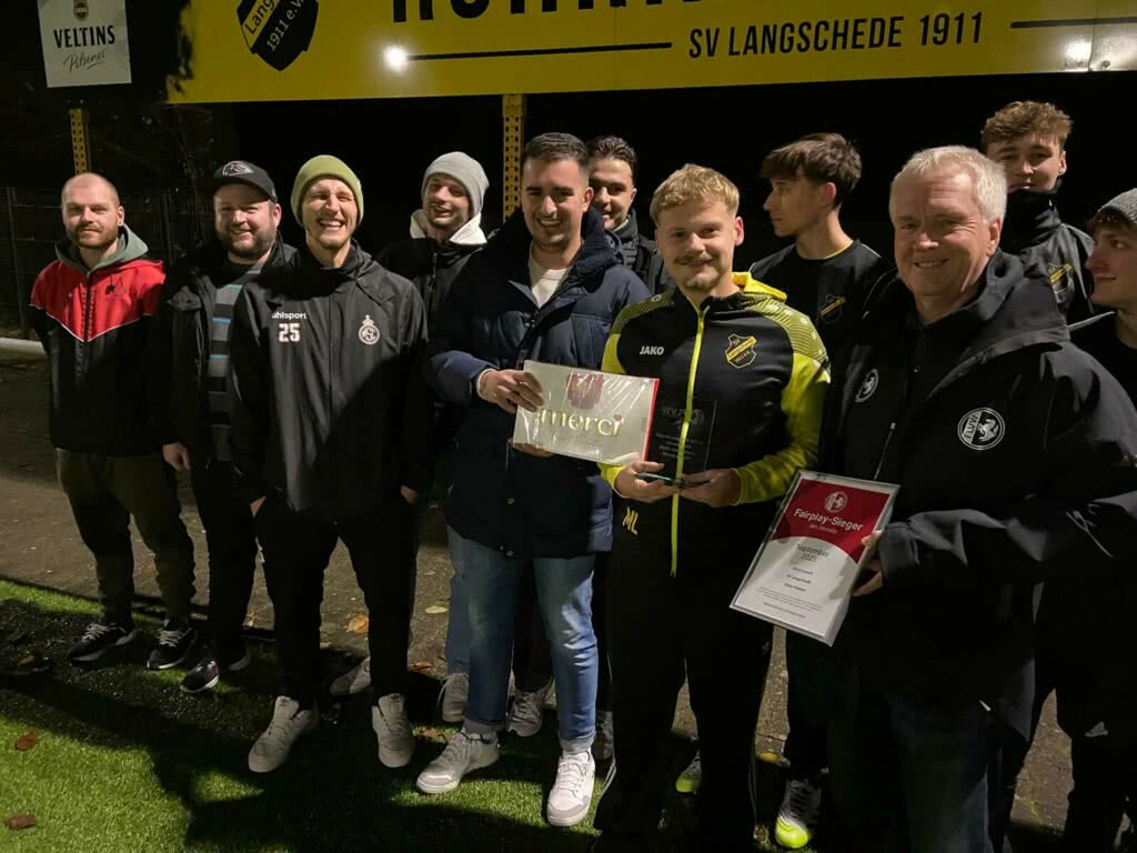 Fairplay-Preis an Mick Lausch übergeben