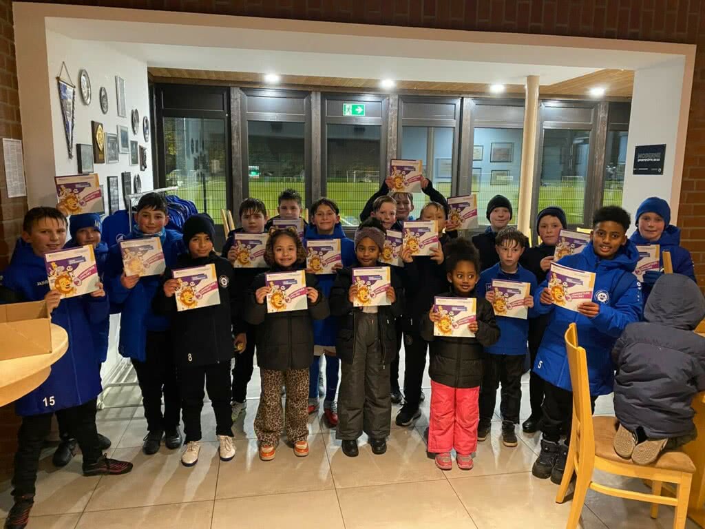 Aushändigung Broschüre Kinderrechte