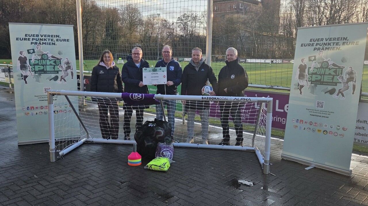 DFB-Punktespiel: Große Ehre für SuS Rünthe  FLVW-Präsident Manfred Schnieders überreicht Prämienpaket