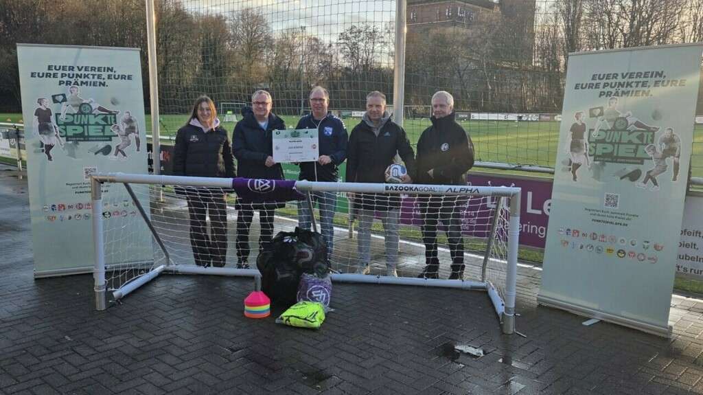 DFB-Punktespiel: Gro&szlig;e Ehre f&uuml;r SuS R&uuml;nthe  FLVW-Pr&auml;sident Manfred Schnieders &uuml;berreicht Pr&auml;mienpaket